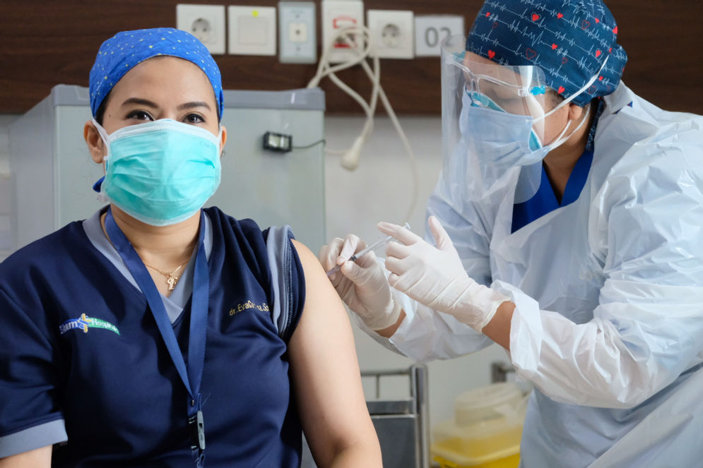 Seorang dokter menjalani penyuntikan vaksin COVID-19 di RS Siloam TB Simatupang, Jakarta, Kamis (14/1/2021).