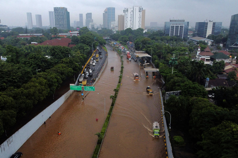  Suasana jalan tol yang terendam banjir di TB Simatupang, Jakarta Selatan, Sabtu, 20 Februari 2021. 