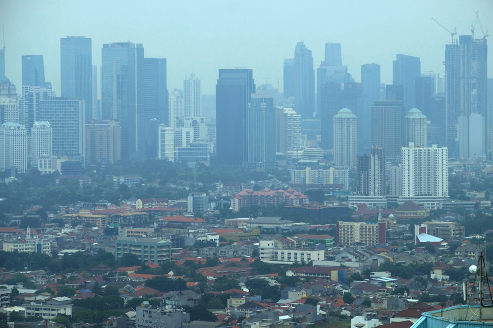 Lanskap pemukiman dan gedung pencakar langit diambil dari kawasan Grogol, Jakarta, Kamis, 5 November 2020. Foto: Ismail Pohan/TrenAsia