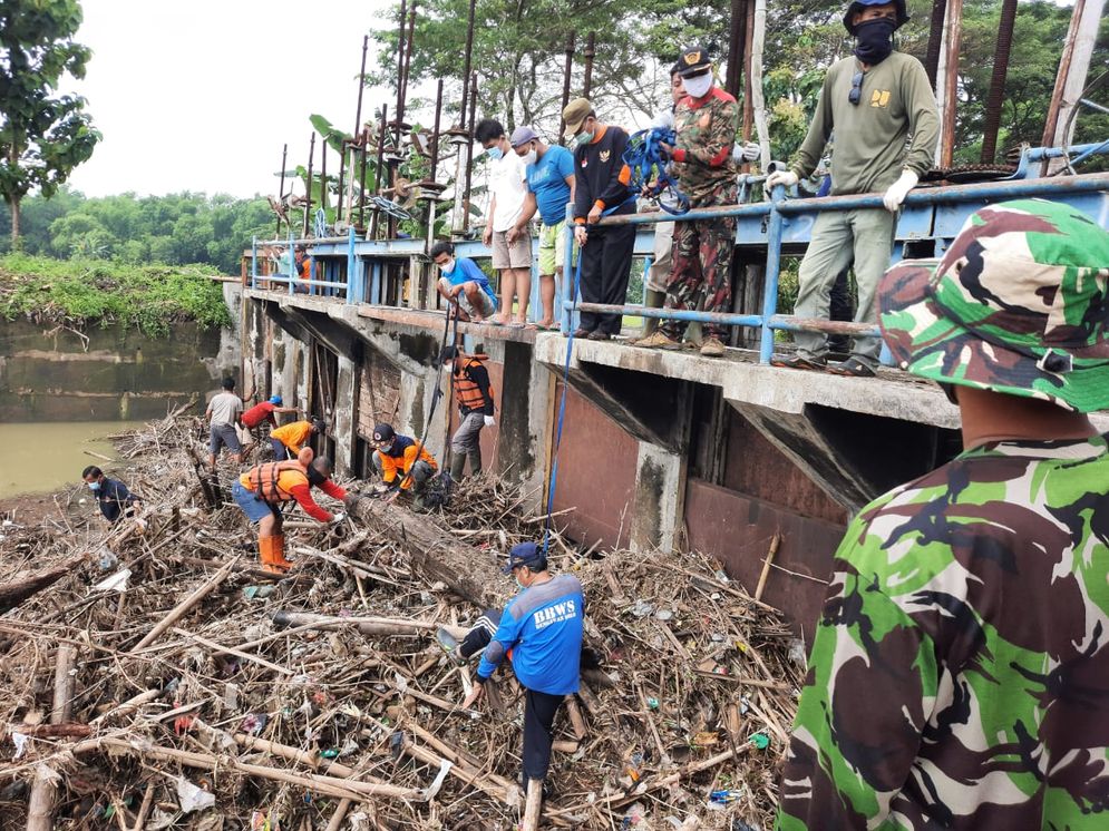 Aksi warga, relawan dan petugas membersihkan bendung siliwir dari sampah