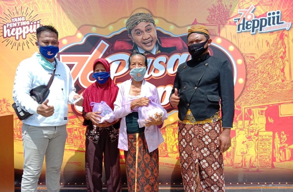 Penyerahan bantuan sembako untuk lansia oleh Karta Kauman Ngawi