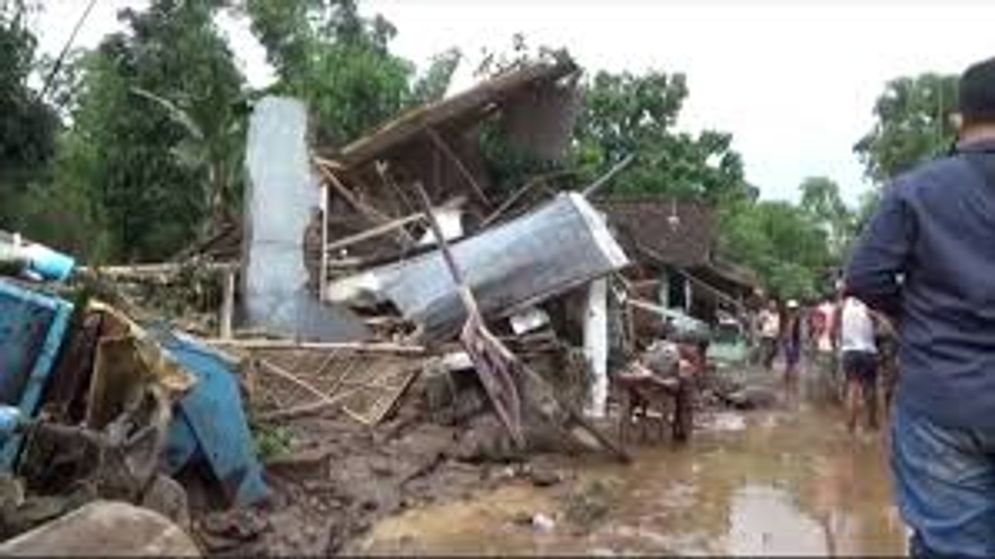 Banjir bandang yang sempat terjadi di Jombang, Jawa Timur
