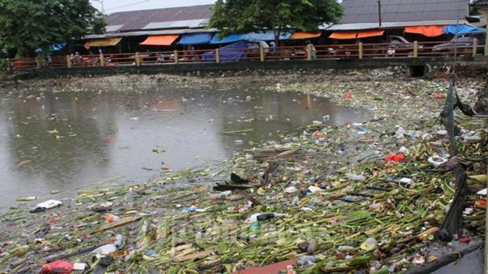 Sampah yang menumpuk di sebuah sungai di Surabaya