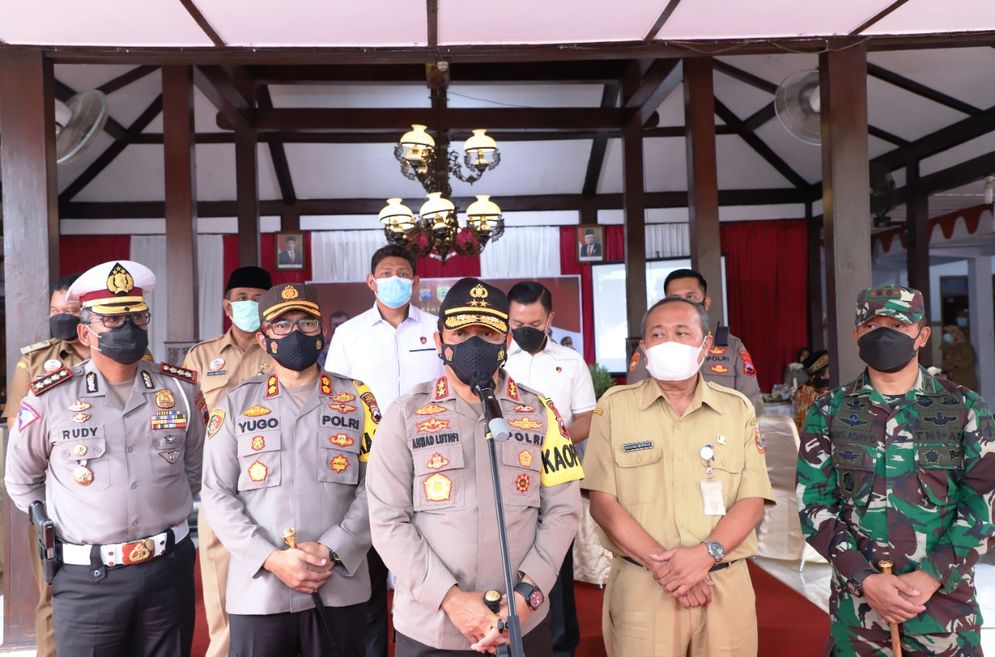 Kapolda Jateng saat mengunjungi posko PPKM Kelurahan Gayam Sukoharjo