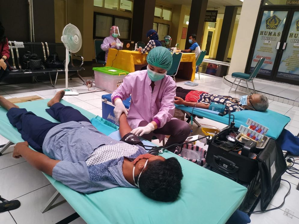 Aksi donor darah Duta Kampus Unisri