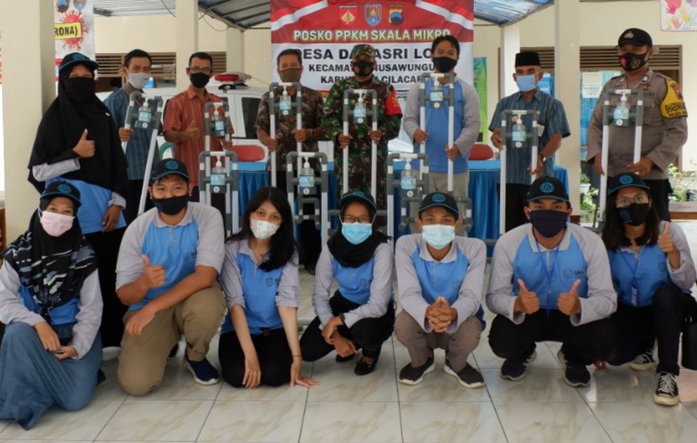 Pelatihan pembuatan hand sanitizer pedal oleh mahasiswa KKN UNS di Cilacap