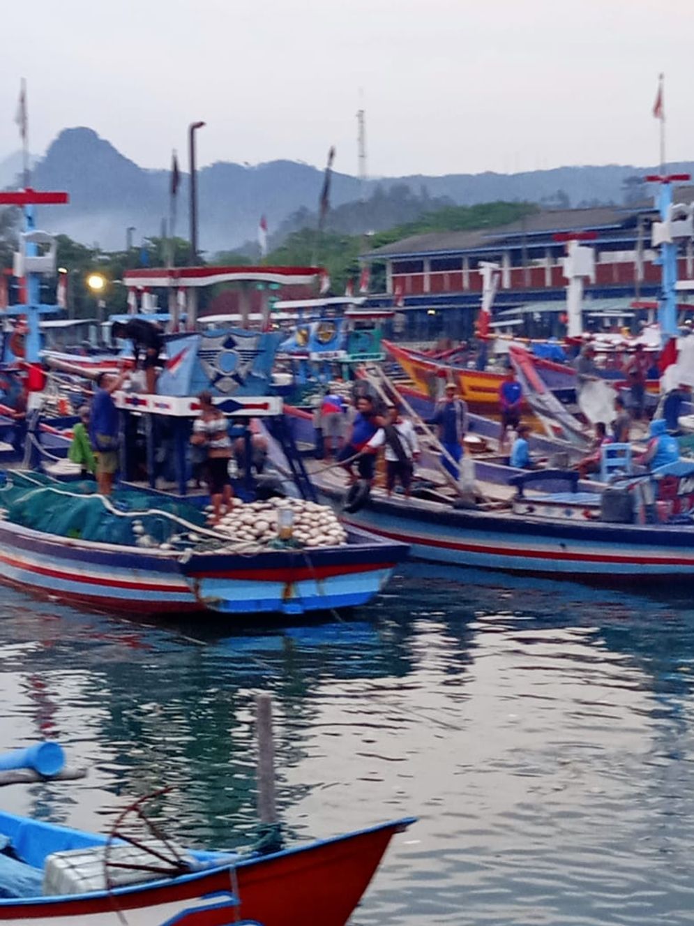 Nelayan di Pantai Prigi, Trenggalek