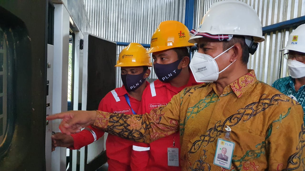 GM UIW PLN Kaltimra Saleh Siswanto melakukan pengecekan PLTD