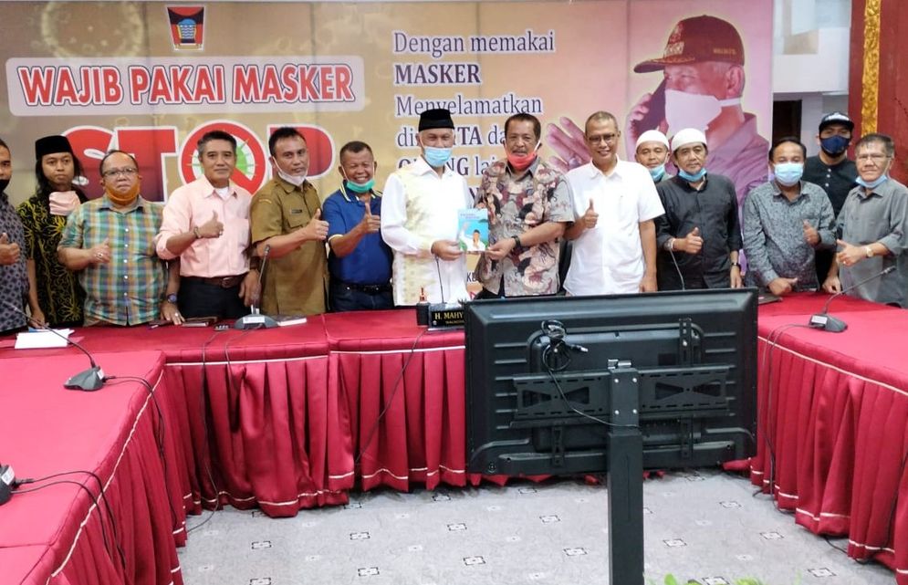 Ikatan Keluarga Koto Gadang Koto Anau (IKKA) Kota Padang bersama Mahyeldi belum lama ini. Foto: ist