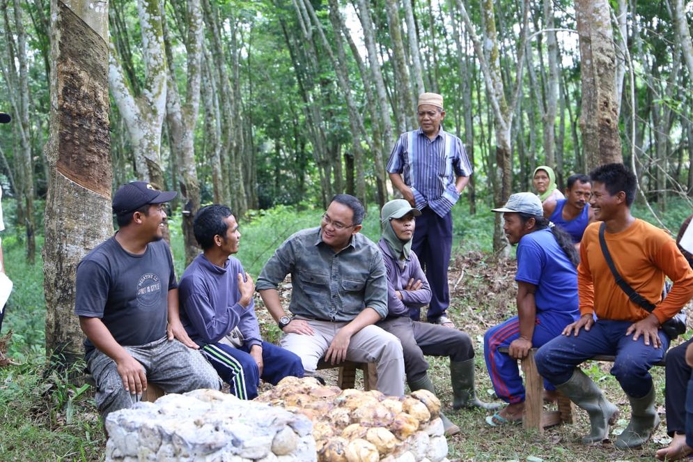 Bupati Muba Dodi Reza Alex bersama petani karet Muba