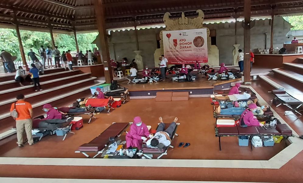 PMI Bali bekerja sama dengan Wianta Fundation menggelar donor darah yang diikuti 250 pendonor di Wantilan DPRD Bali.