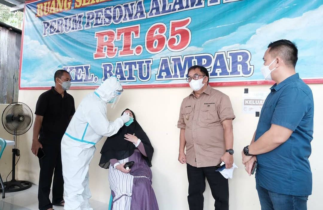 Wali Kota Balikpapan Rizal Effendi pantau pelaksanaan rapid antigen di RT 65 Kelurahan Batu Ampar, Balikpapan pada Minggu (28/2/2021)