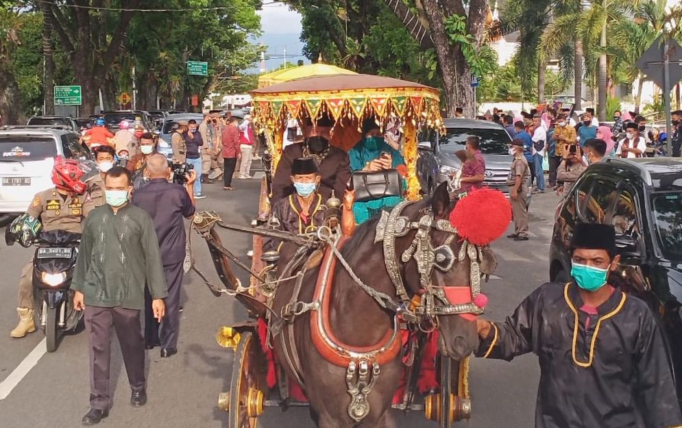 Gubernur Sumatera Barat Mahyeldi tengah menaiki benda atau delman sebagai bentuk acara pelepasan nya sebagai Wali Kota Padang. Foto: ist