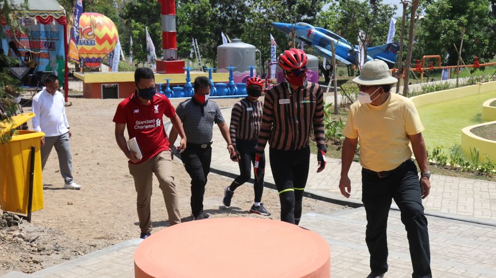 <p>Bupati Djoko Nugroho bersama Kepala Badan Pengembangan Sumber Daya Manusia Kementerian ESDM Prahoro Yulijanto Nurtjahyo, Kepala PPSDM Migas Cepu, Wahid Hasyim saat peresmian Migas Cepu (MC) Edupark, September 2020. / Blora.go.id</p>
