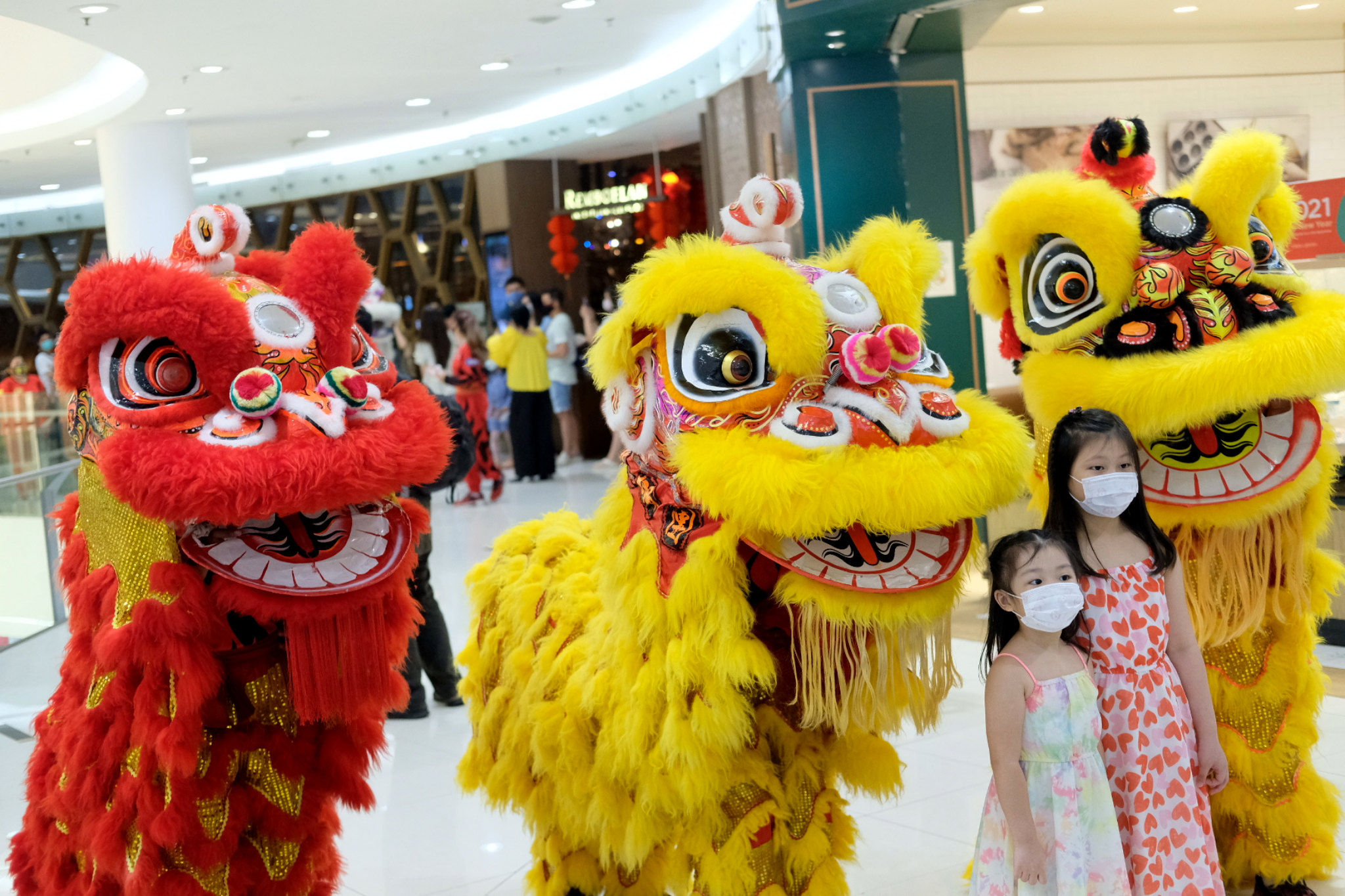 <p>Aksi barongsai menghibur pengunjung pada perayaan Imlek di Mal Senayan City, Jakarta, Jum&#8217;at, 12 Februari 2021. Foto: Ismail Pohan/TrenAsia</p>
