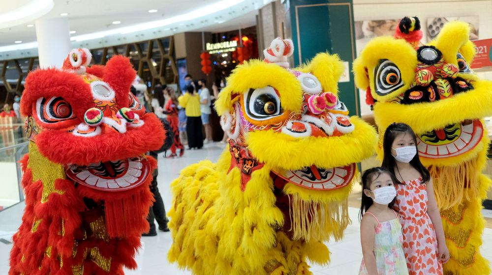 <p>Aksi barongsai menghibur pengunjung pada perayaan Imlek di Mal Senayan City, Jakarta, Jum’at, 12 Februari 2021. Foto: Ismail Pohan/TrenAsia</p>
