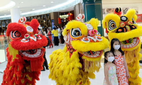 <p>Aksi barongsai menghibur pengunjung pada perayaan Imlek di Mal Senayan City, Jakarta, Jum’at, 12 Februari 2021. Foto: Ismail Pohan/TrenAsia</p>
