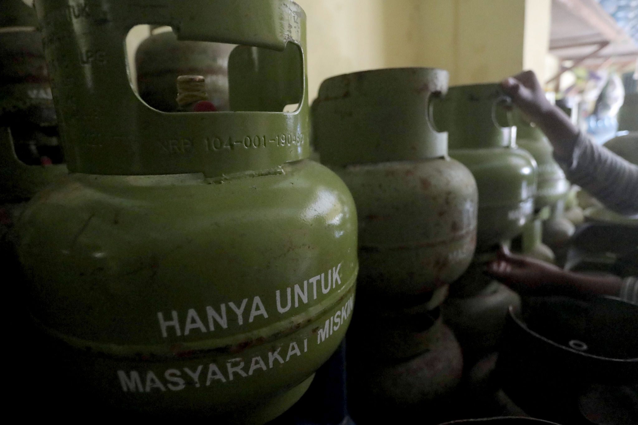 <p>Pekerja menata tabung gas LPG ukuran 3 kilogram di agen LPG kawasan Kemang Timur, Jakarta Selatan, Kamis, 25 Februari 2021. Foto: Ismail Pohan/TrenAsia</p>
