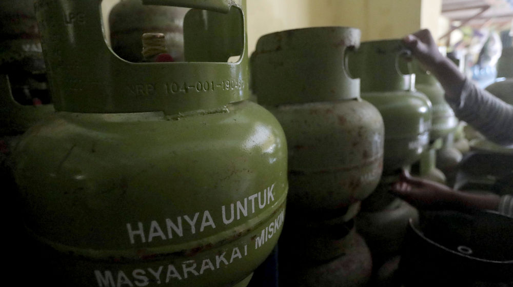 <p>Pekerja menata tabung gas LPG ukuran 3 kilogram di agen LPG kawasan Kemang Timur, Jakarta Selatan, Kamis, 25 Februari 2021. Foto: Ismail Pohan/TrenAsia</p>
