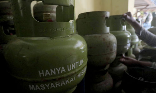 <p>Pekerja menata tabung gas LPG ukuran 3 kilogram di agen LPG kawasan Kemang Timur, Jakarta Selatan, Kamis, 25 Februari 2021. Foto: Ismail Pohan/TrenAsia</p>
