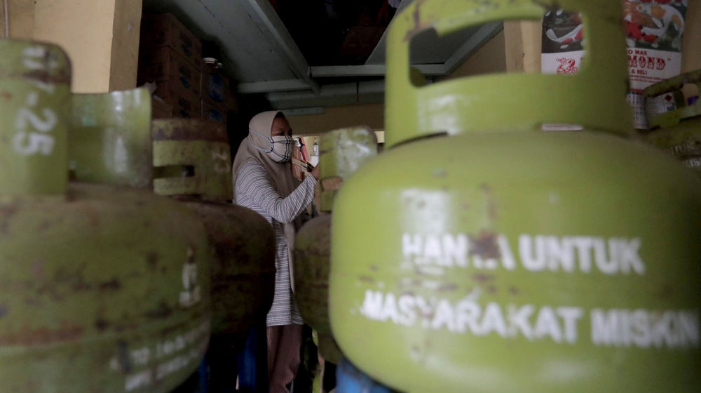 <p>Pekerja menata tabung gas LPG ukuran 3 kilogram di agen LPG kawasan Kemang Timur, Jakarta Selatan, Kamis, 25 Februari 2021. Foto: Ismail Pohan/TrenAsia</p>
