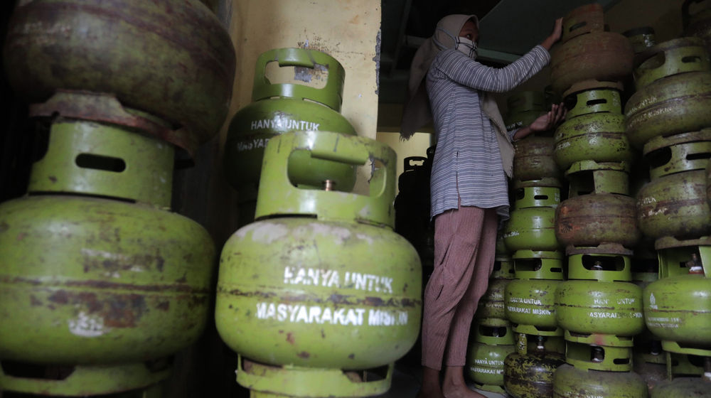 <p>Pekerja menata tabung gas LPG ukuran 3 kilogram di agen LPG kawasan Kemang Timur, Jakarta Selatan, Kamis, 25 Februari 2021. Foto: Ismail Pohan/TrenAsia</p>
