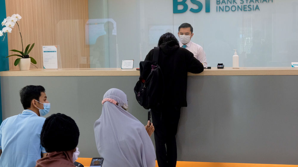 <p>Karyawan melayani nasabah di kantor cabang Bank Syariah Indonesia (BRIS) Jakarta Hasanudin, Jakarta, Rabu, 17 Februari 2021. Foto: Ismail Pohan/TrenAsia</p>
