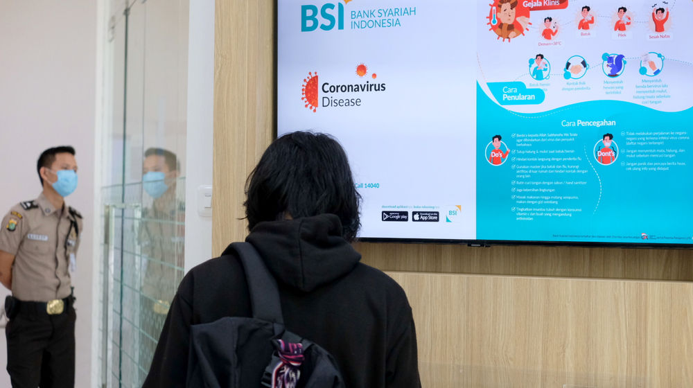 <p>Nasabah usai melakukan transaksi di kantor cabang Bank Syariah Indonesia (BRIS) Jakarta Hasanudin, Jakarta, Rabu, 17 Februari 2021. Foto: Ismail Pohan/TrenAsia</p>
