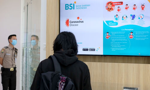 <p>Nasabah usai melakukan transaksi di kantor cabang Bank Syariah Indonesia (BRIS) Jakarta Hasanudin, Jakarta, Rabu, 17 Februari 2021. Foto: Ismail Pohan/TrenAsia</p>