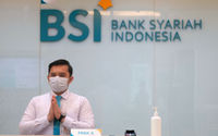 <p>Karyawan memberikan salam kepada nasabah di kantor cabang Bank Syariah Indonesia (BRIS) Jakarta Hasanudin, Jakarta, Rabu, 17 Februari 2021