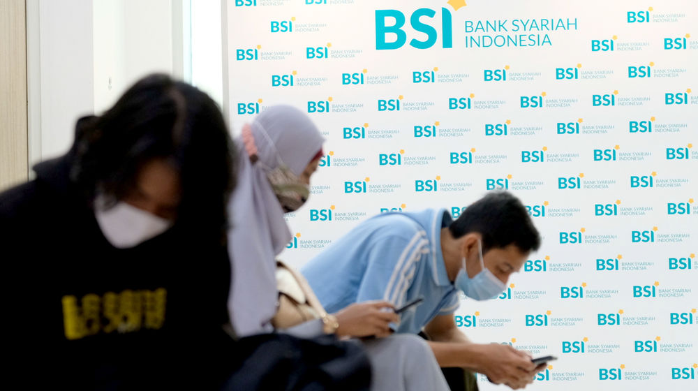 <p>Nasabah mengantre untuk melakukan transaksi di kantor cabang Bank Syariah Indonesia (BRIS) Jakarta Hasanudin, Jakarta, Rabu, 17 Februari 2021. Foto: Ismail Pohan/TrenAsia</p>
