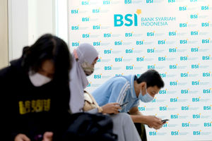 <p>Nasabah mengantre untuk melakukan transaksi di kantor cabang Bank Syariah Indonesia (BRIS) Jakarta Hasanudin, Jakarta, Rabu, 17 Februari 2021. Foto: Ismail Pohan/TrenAsia</p>