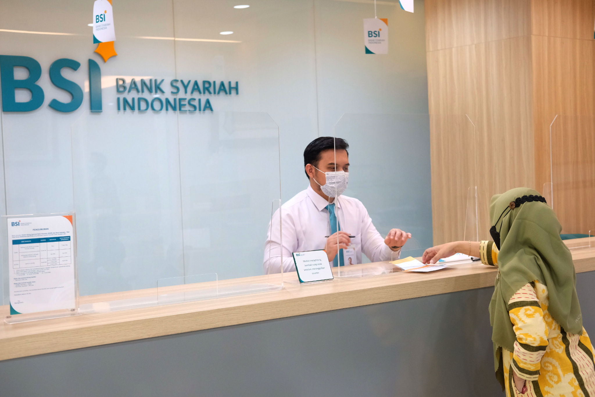 <p>Karyawan melayani nasabah di kantor cabang Bank Syariah Indonesia (BRIS) Jakarta Hasanudin, Jakarta, Rabu, 17 Februari 2021. Foto: Ismail Pohan/TrenAsia</p>
