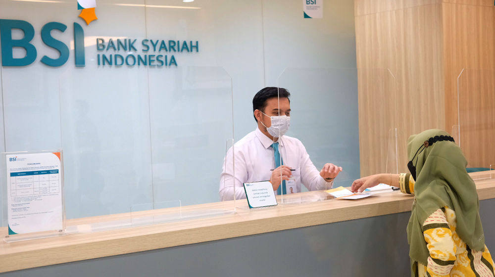 <p>Karyawan melayani nasabah di kantor cabang Bank Syariah Indonesia (BRIS) Jakarta Hasanudin, Jakarta, Rabu, 17 Februari 2021. Foto: Ismail Pohan/TrenAsia</p>
