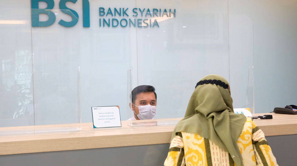 <p>Karyawan melayani nasabah di kantor cabang Bank Syariah Indonesia (BRIS) Jakarta Hasanudin, Jakarta, Rabu, 17 Februari 2021. Foto: Ismail Pohan/TrenAsia</p>
