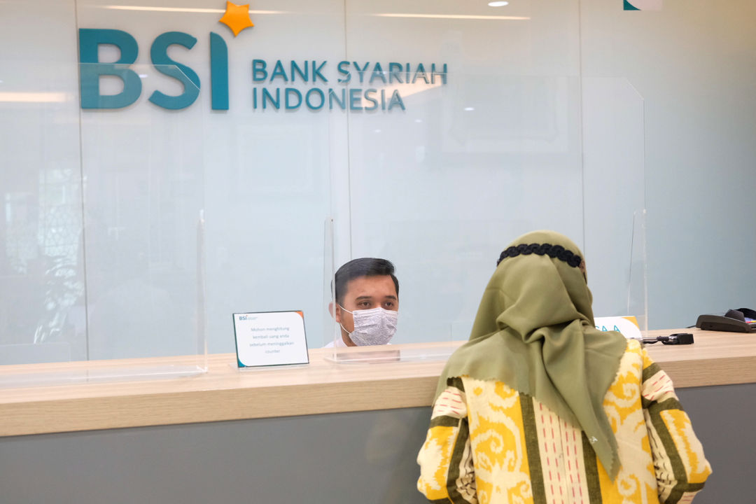 <p>Karyawan melayani nasabah di kantor cabang Bank Syariah Indonesia (BRIS) Jakarta Hasanudin, Jakarta, Rabu, 17 Februari 2021. Foto: Ismail Pohan/TrenAsia</p>
