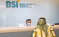 <p>Karyawan melayani nasabah di kantor cabang Bank Syariah Indonesia (BRIS) Jakarta Hasanudin, Jakarta, Rabu, 17 Februari 2021. Foto: Ismail Pohan/TrenAsia</p>
