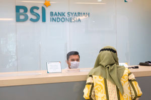 <p>Karyawan melayani nasabah di kantor cabang Bank Syariah Indonesia (BRIS) Jakarta Hasanudin, Jakarta, Rabu, 17 Februari 2021. Foto: Ismail Pohan/TrenAsia</p>