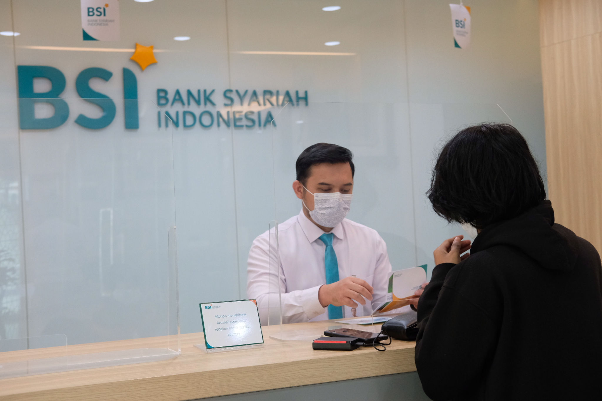 <p>Karyawan melayani nasabah di kantor cabang Bank Syariah Indonesia (BRIS) Jakarta Hasanudin, Jakarta, Rabu, 17 Februari 2021. Foto: Ismail Pohan/TrenAsia</p>
