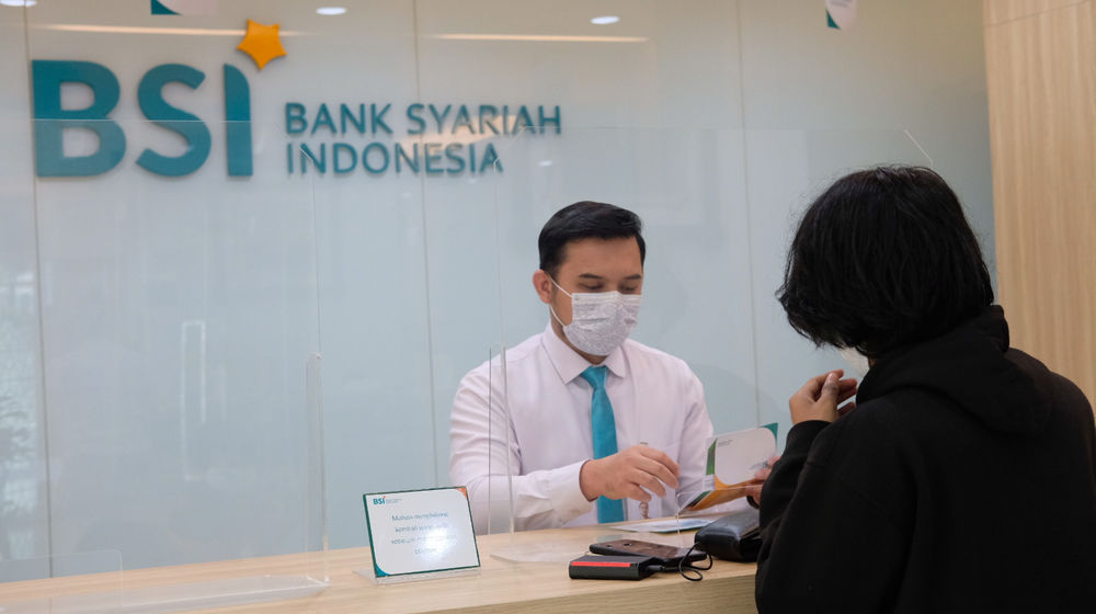 <p>Karyawan melayani nasabah di kantor cabang Bank Syariah Indonesia (BRIS) Jakarta Hasanudin, Jakarta, Rabu, 17 Februari 2021. Foto: Ismail Pohan/TrenAsia</p>
