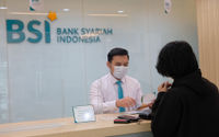 <p>Karyawan melayani nasabah di kantor cabang Bank Syariah Indonesia (BRIS) Jakarta Hasanudin, Jakarta, Rabu, 17 Februari 2021. Foto: Ismail Pohan/TrenAsia</p>
