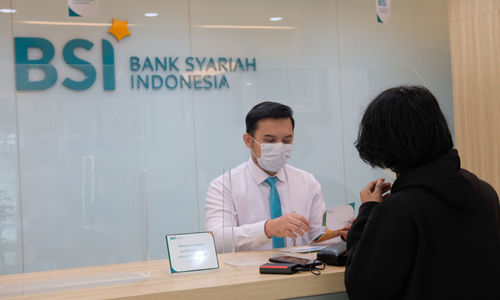 <p>Karyawan melayani nasabah di kantor cabang Bank Syariah Indonesia (BRIS) Jakarta Hasanudin, Jakarta, Rabu, 17 Februari 2021. Foto: Ismail Pohan/TrenAsia</p>