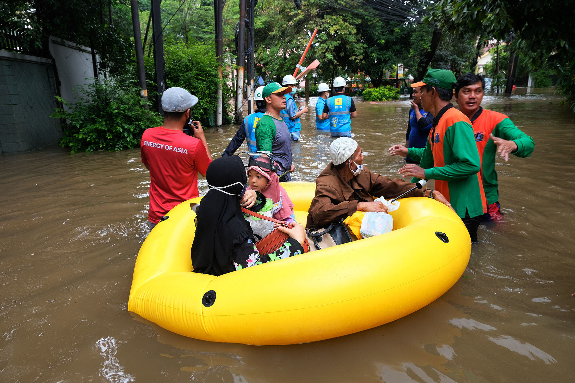 <p>Warga dengan menggunakan perahu karet dibawa peugas melintasi banjir yang menggenangi kawasan Kemang Utara, Jakarta, Sabtu, 20 Februari 2021. Foto: ismail Pohan/TrenAsia</p>
