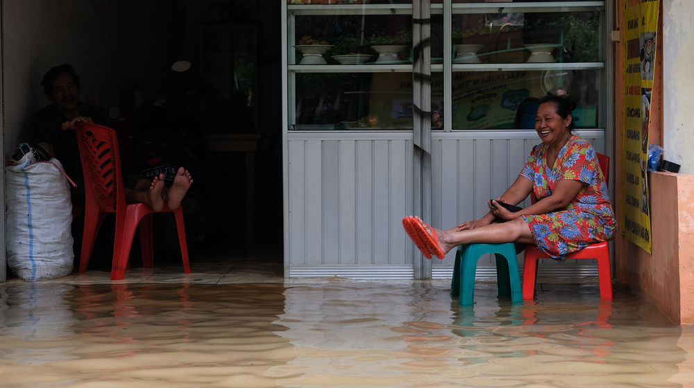 <p>Warga bersantai di depan warungnya saat banjir yang menggenangi kawasan Kemang Utara, Jakarta, Sabtu, 20 Februari 2021. Foto: ismail Pohan/TrenAsia</p>

