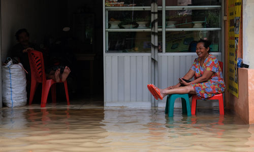 <p>Warga bersantai di depan warungnya saat banjir yang menggenangi kawasan Kemang Utara, Jakarta, Sabtu, 20 Februari 2021. Foto: ismail Pohan/TrenAsia</p>
