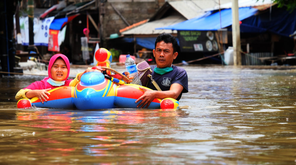 <p>Warga melintasi banjir yang menggenangi kawasan Kemang Utara, Jakarta, Sabtu, 20 Februari 2021. Foto: ismail Pohan/TrenAsia</p>
