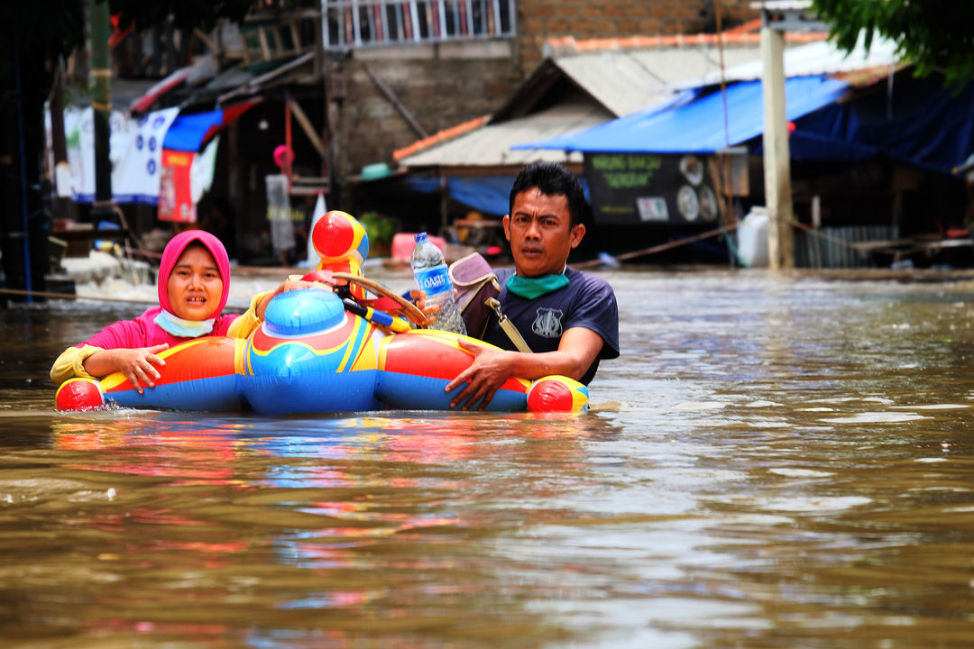 <p>Warga melintasi banjir yang menggenangi kawasan Kemang Utara, Jakarta, Sabtu, 20 Februari 2021. Foto: ismail Pohan/TrenAsia</p>
