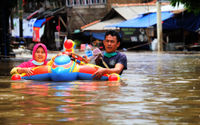 <p>Warga melintasi banjir yang menggenangi kawasan Kemang Utara, Jakarta, Sabtu, 20 Februari 2021. Foto: ismail Pohan/TrenAsia</p>
