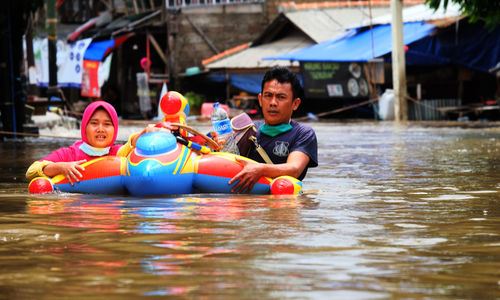 <p>Warga melintasi banjir yang menggenangi kawasan Kemang Utara, Jakarta, Sabtu, 20 Februari 2021. Foto: ismail Pohan/TrenAsia</p>
