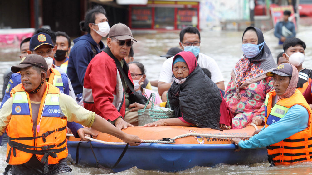 <p>Petugas membantu mobilitas warga korban banjir di kawasan Ciledug Indah, Tangerang, Sabtu, 20 Februari 2021. Foto : Panji Asmoro/TrenAsia</p>
